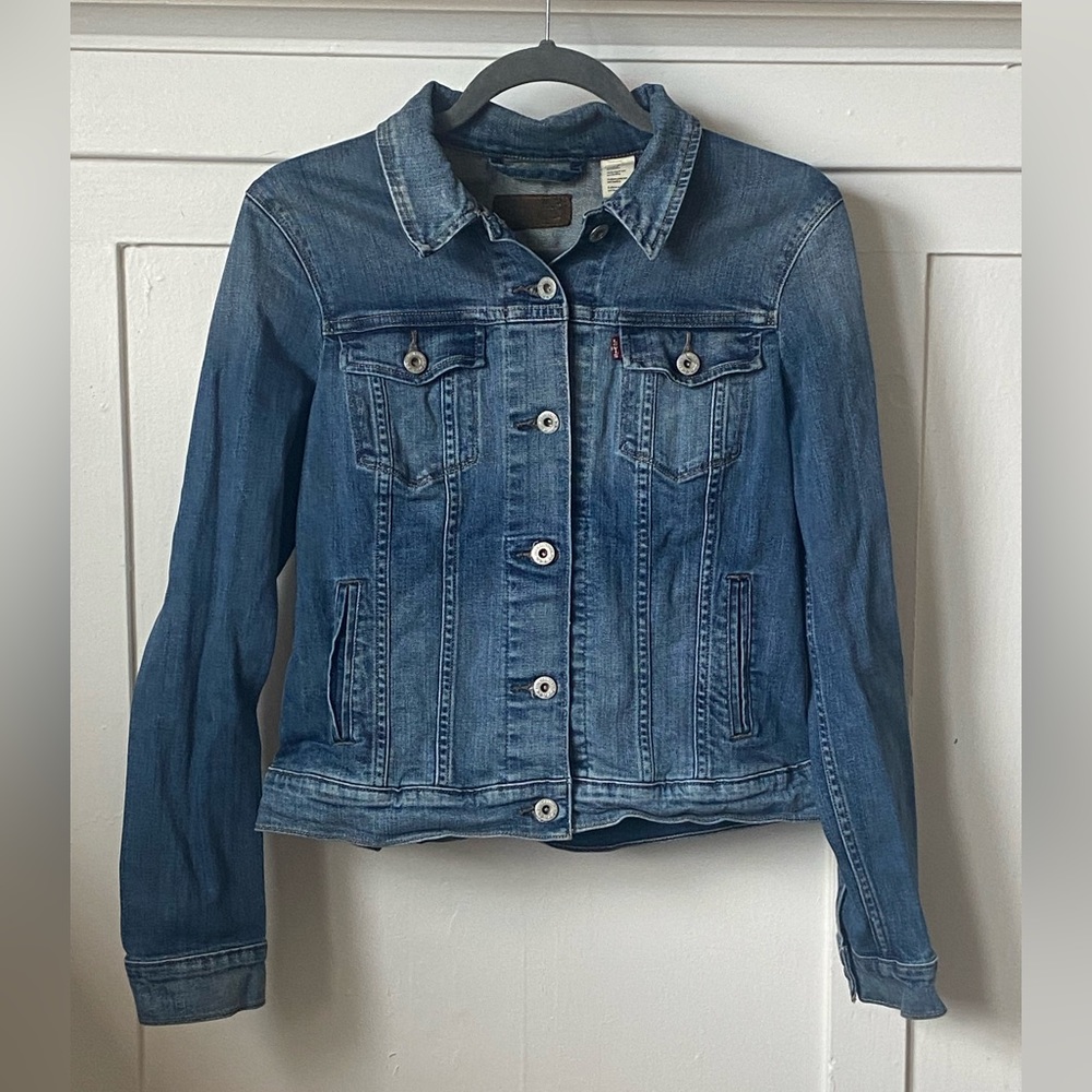 Levi’s Demim Jacket- size M